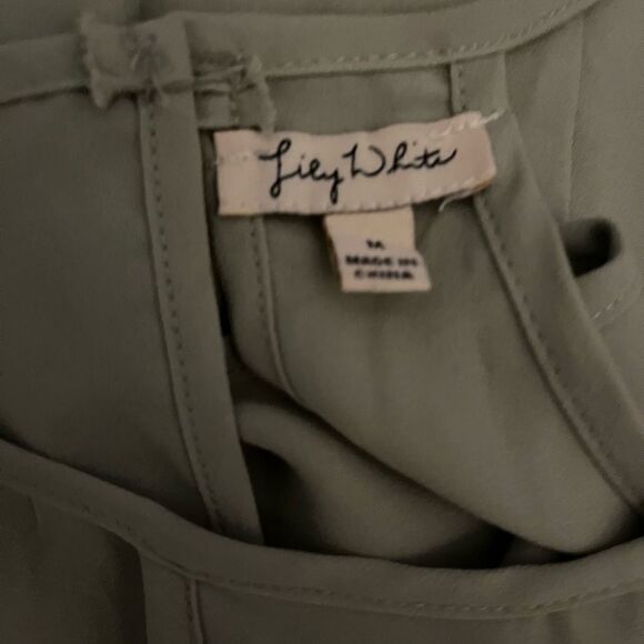 LILY White green top with spaghetti straps and keyhole back/ button relaxed fit - Picture 5 of 5